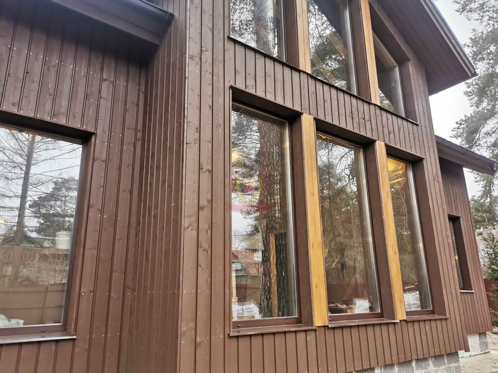 Фасад из скандинавской доски с вертикальным креплением